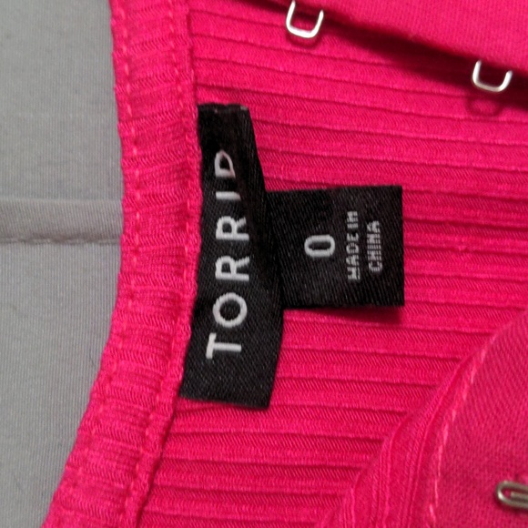 SOLD Torrid Ribbed Hook and Eye Fitted Tank Top Hot Pink  sz 0 / L NWOT - Picture 4 of 4
